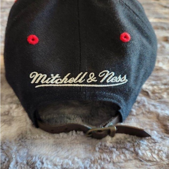 Mitchell and Ness Men’s Bulls Strap back Hat - Picture 3 of 6